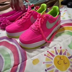 Nikes/Girls Shoes 