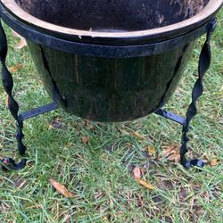 Classic Planter Pot In Stand 
