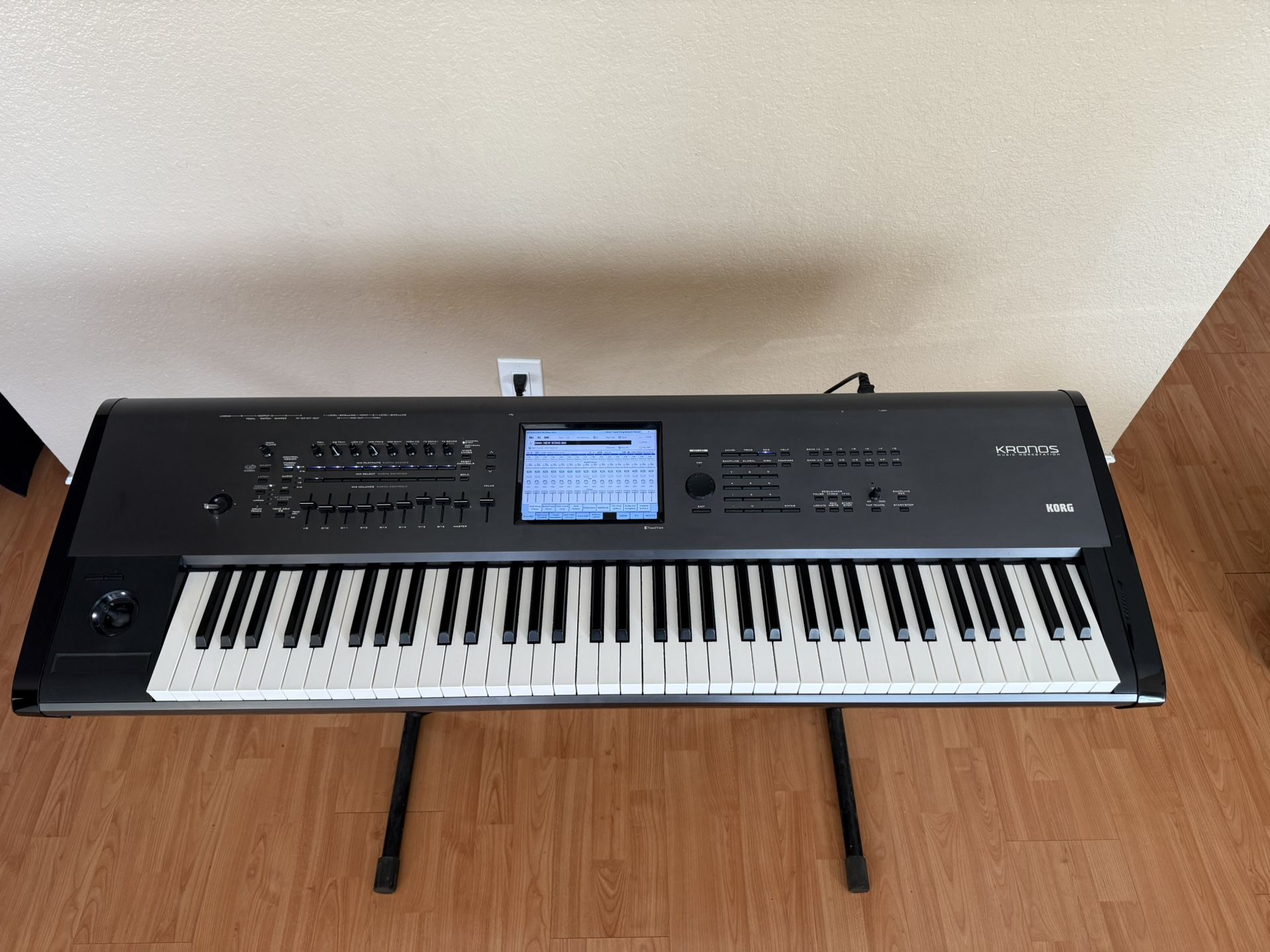 Korg Kronos 73 Keyboard With Sbk Case