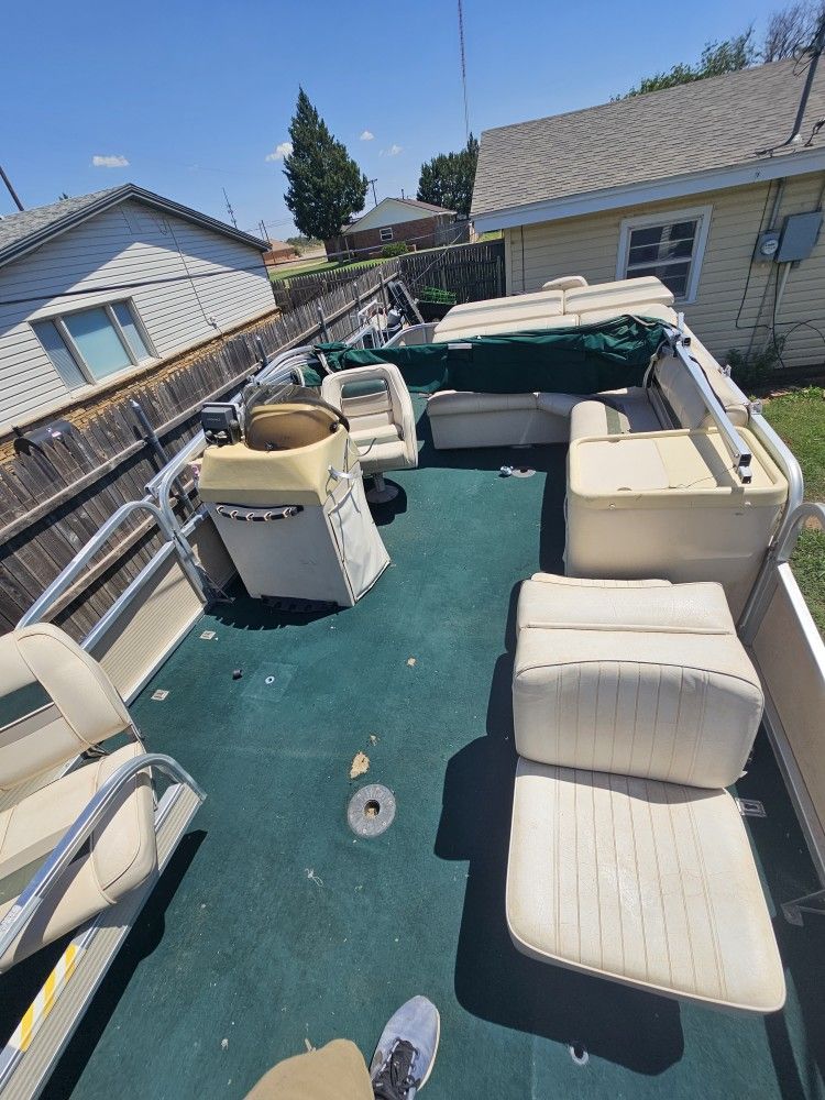 24 Ft Pontoon Boat W/115 HP Johnson Outoboard for Sale in Lubbock, TX