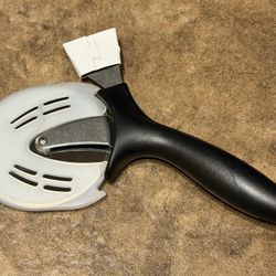 Pampered Chef Pizza & Crust Cutter