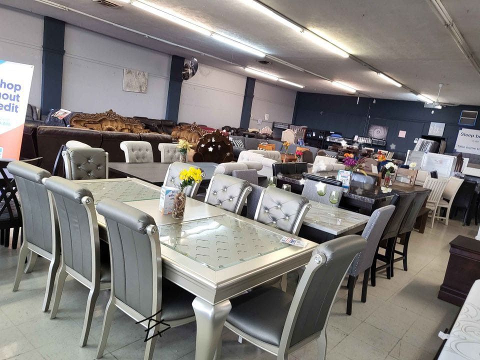 Orsina Silver Extendable Dining Room Set
Homelegance$10 Down Payment And Financing Available