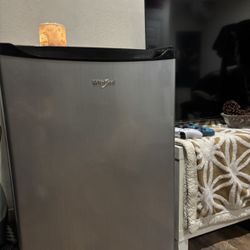mini fridge 
