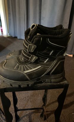 The Children’s Place kids size 2, snow boots