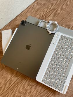 iPad Pro 12.9” (M1 chip / 2021) 5th Generation 512GB with  keyboard case and pen & Accessories