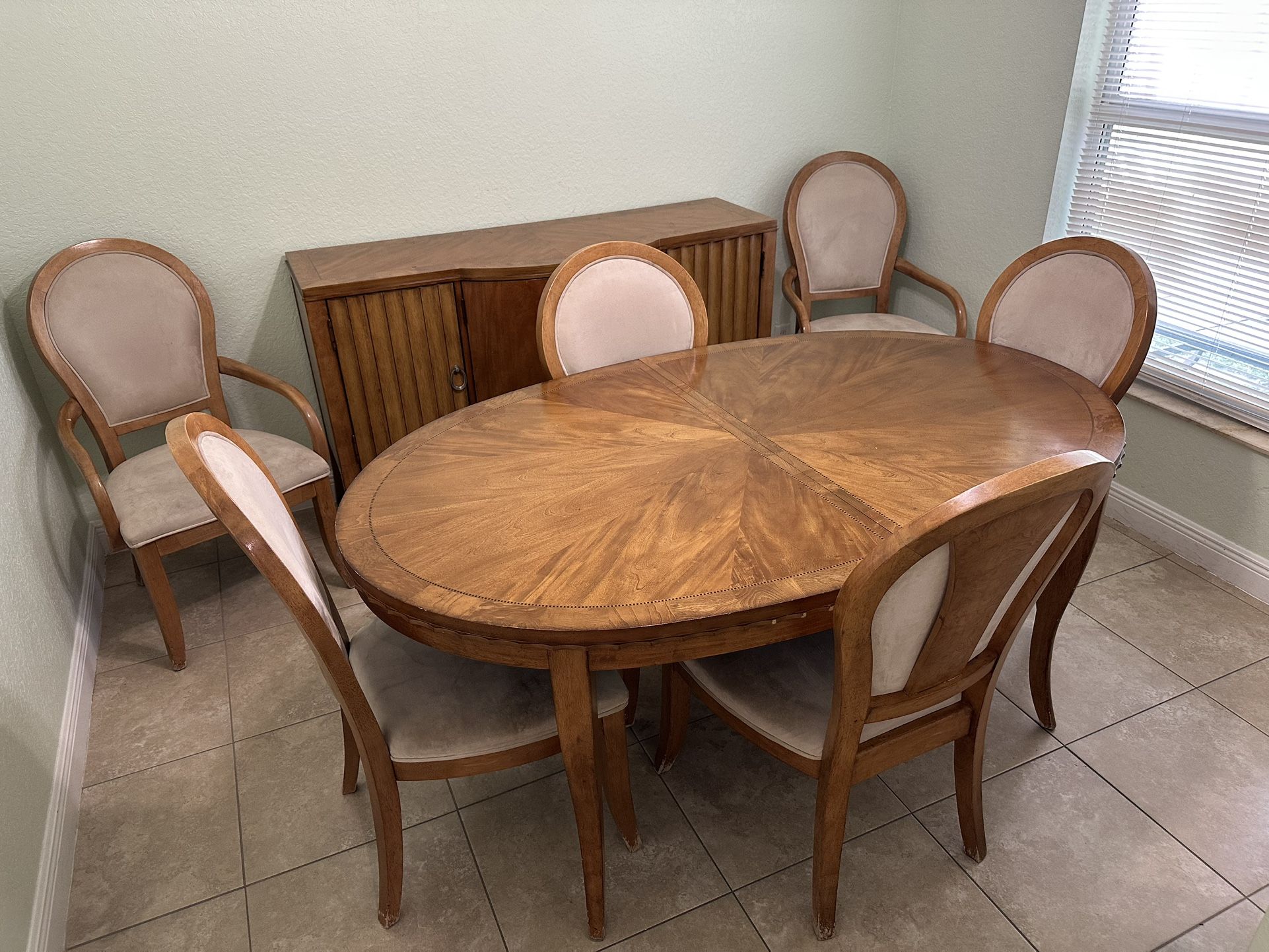 Dining Table 6 Chair And Credenza.    (Mesa de Comedor  6 Sillas y Aparador)