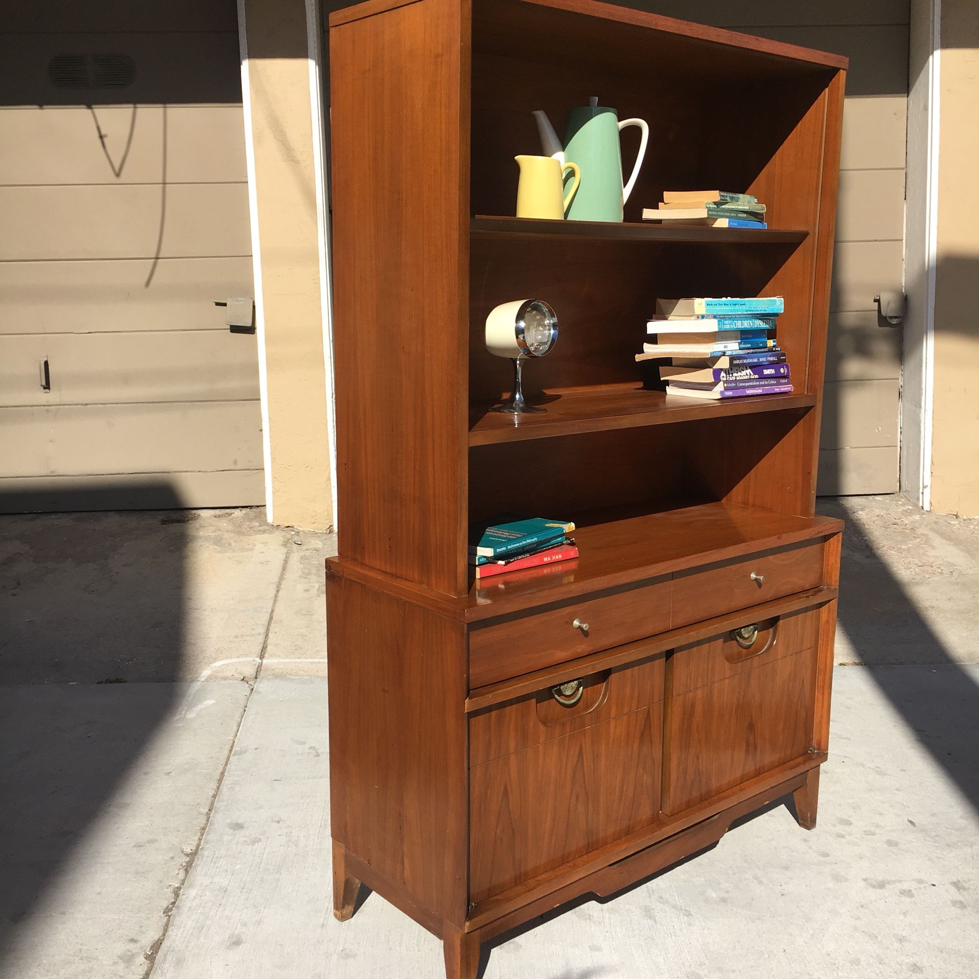Mid Century Modern Chinacabinet, Vintage Bookshelf, MCM cabinet , Vintage Bookshelf