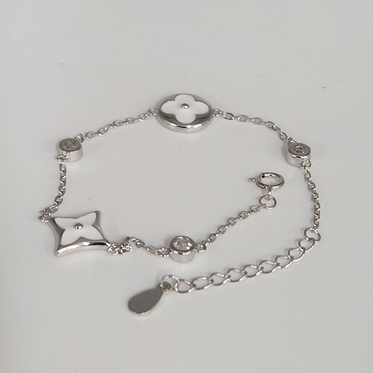 Fashion Silver Bracelet With White Enamel Motive Charms 7.5"