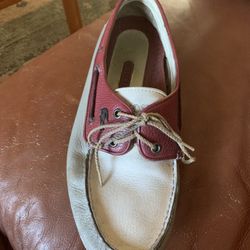 LACOSTE LEATHER BOAT SHOES MADEBIN INDONESIA. SIZE 9.5 IN GOOD CONDITION. (USED)