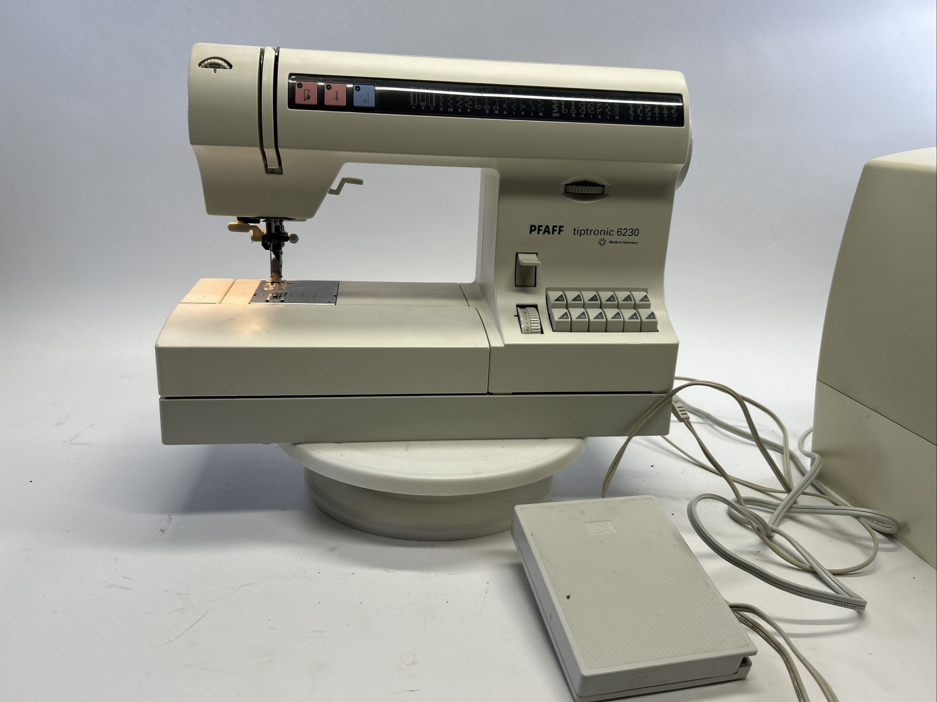 Pfaff Tiptronic 6230 Sewing Machine W/pedal, Manual & Accessories