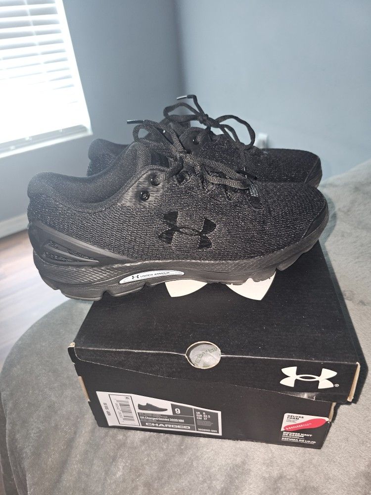 Mens Under Armour Size 9 Like New