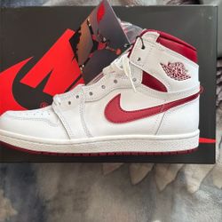 Jordan 1 Metallic Burgendy Size 8.5