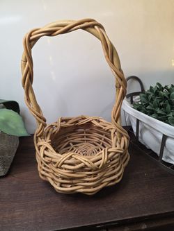 diameter Sturdy Rustic woven basket with Vine Weave Handle