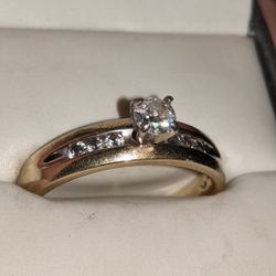 1KT DIAMOND RING, Layed In 10k Gold With Smaller Diamonds!  ALL 100% REAL.  