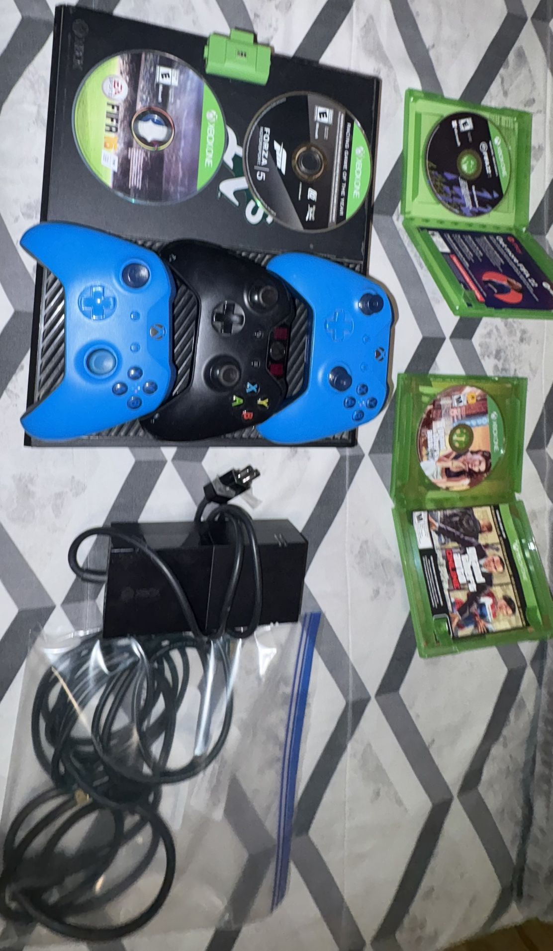 Xbox One With 4 Games 3 Controllers And Rechargeable Battery
