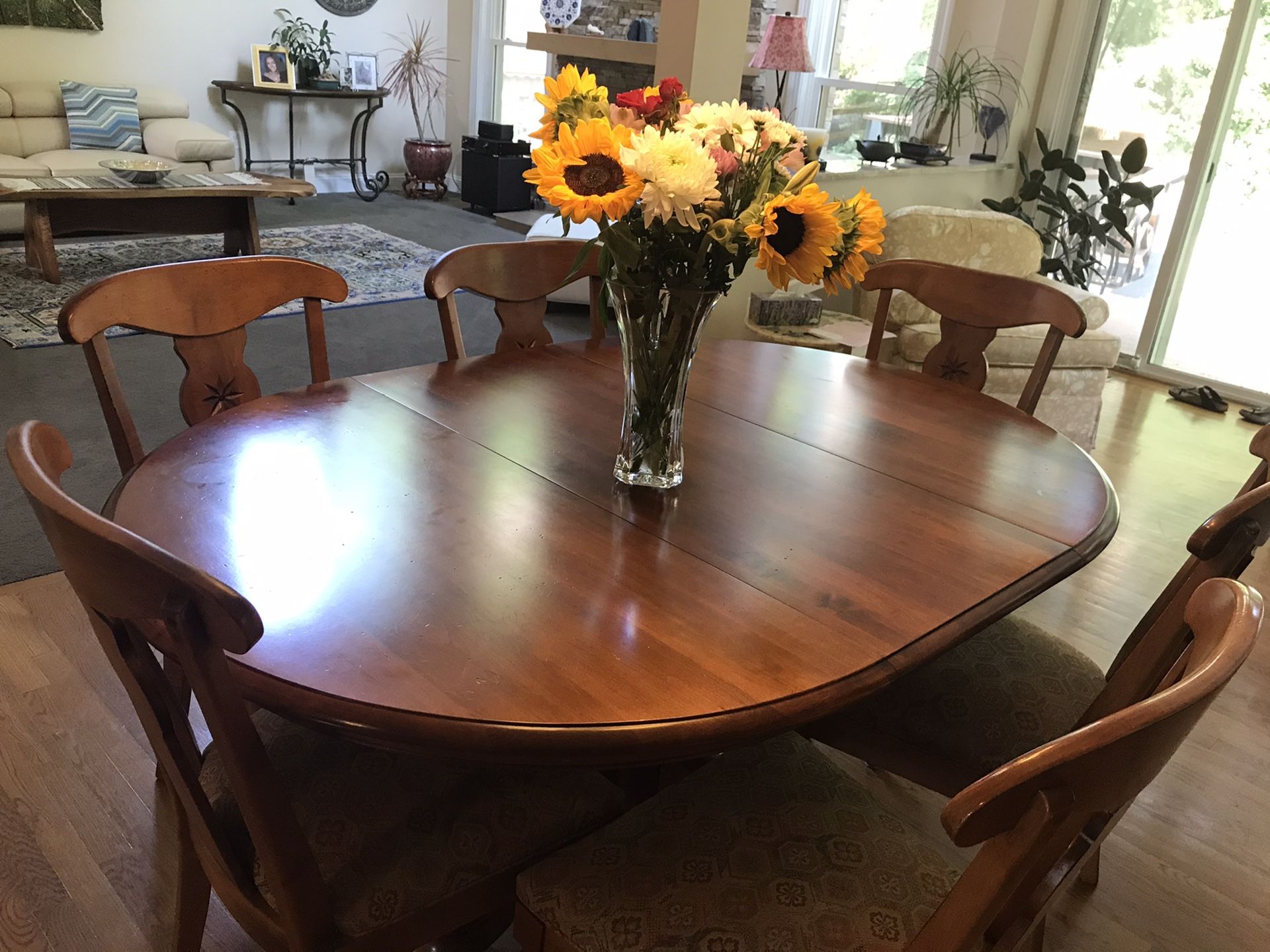 Ethan Allen Country Crossings solid wood pedestal 46 “ diameter expandable to 64” round table with six matching chairs