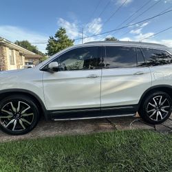 2019 Honda Pilot Touring AWD With Rear Captains