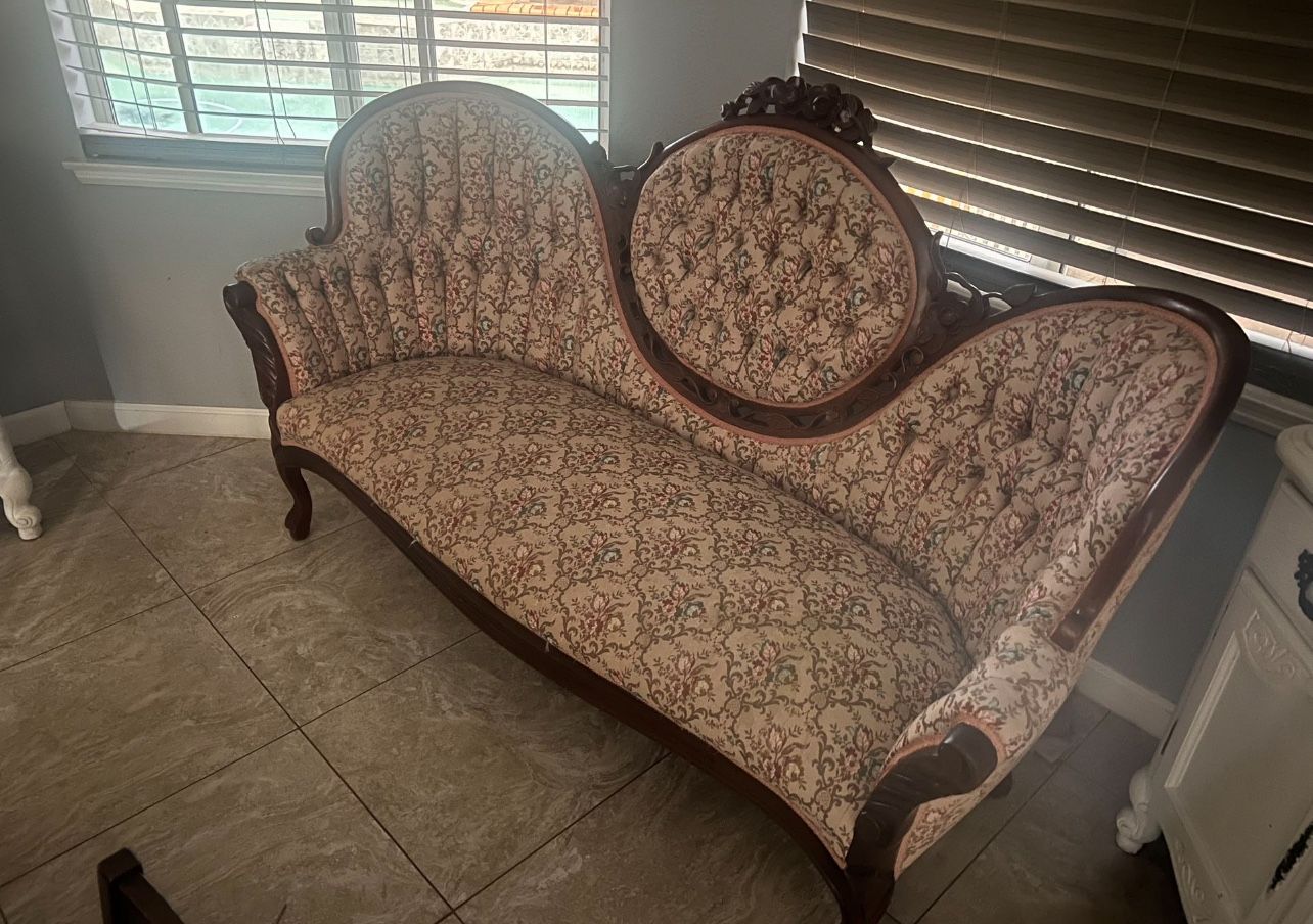 Victorian Style Couch And Chairs.
