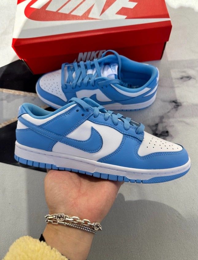 Women's size 6 low-top sneakers