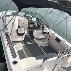2020 Robalo R207