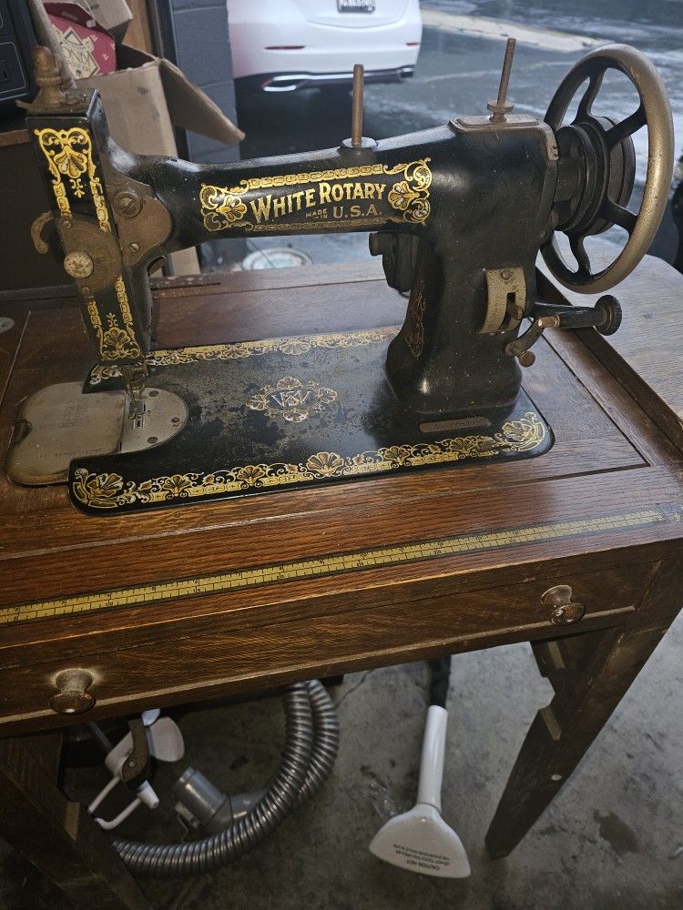White Rotary Singer Seeing Machine Oy $100