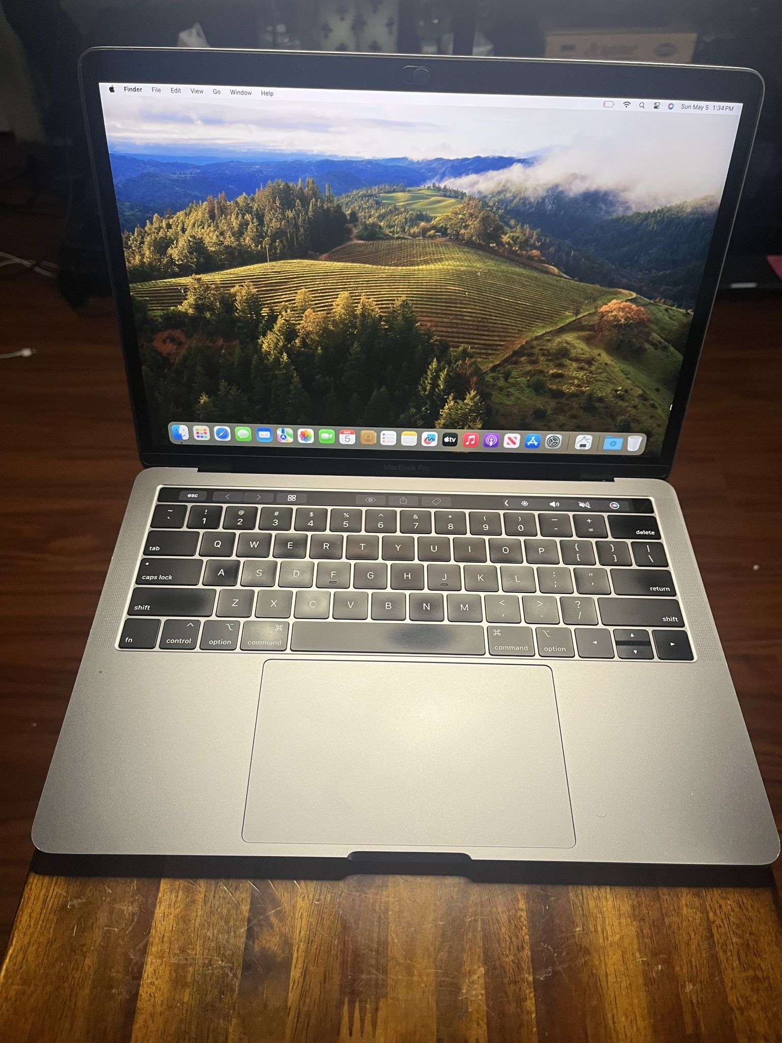 2018 APPLE MACBOOK PRO 13” 8GB, 2.7GHz INTEL i7 QUADCORE 256GB BATTERY COUNT 300 Touch-Bar W/Charger