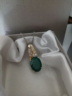 Green onyx white topaz pendant 18 carat yellow gold
