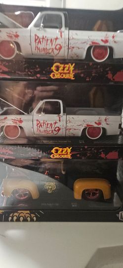 Hot Wheels M2 Ozzy Square Body 1/24  scale