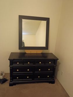 Dresser with attached mirror/ /Comoda Con Espejo