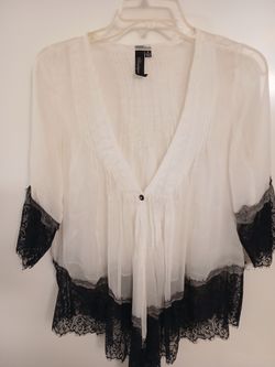 White shirt w laced embroidery