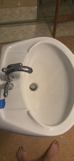 Pedestal sink