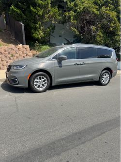 Chrysler Pacifica Mini Van with Wheelchair ramp 2022