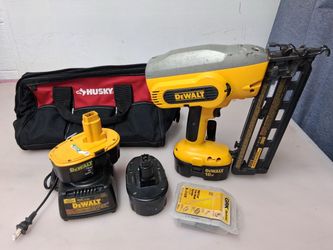 Dewalt DC618, 18v, 16 gauge Angle Brad Nailer Nail gun