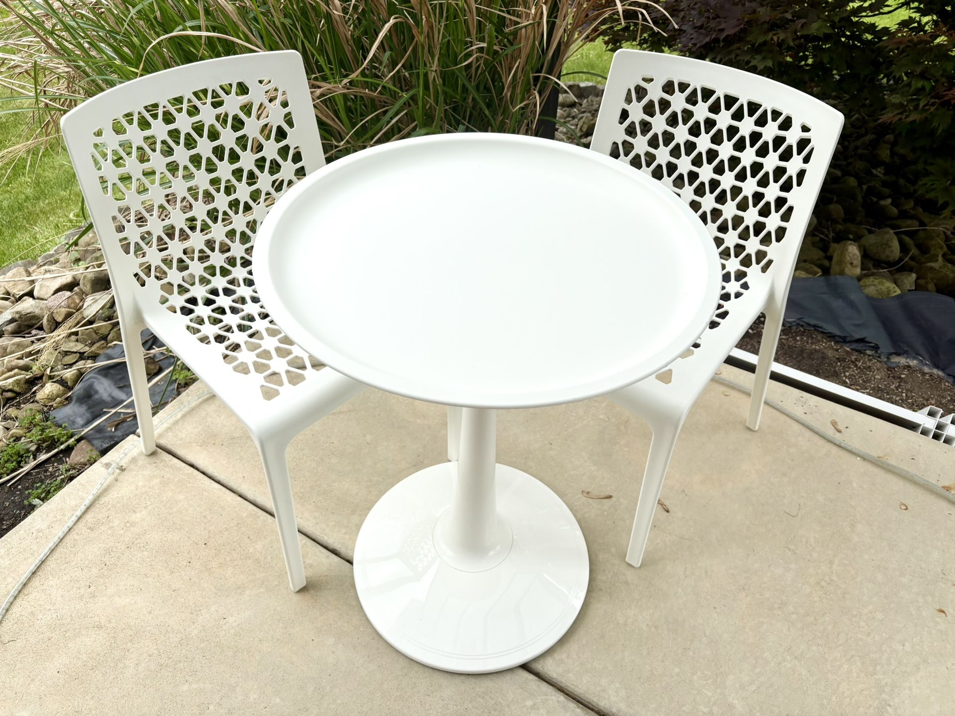 Outdoor patio set 2 chairs + adjustable table Super sturdy, heavy duty resin —Table has removable top, use as a serving tray.