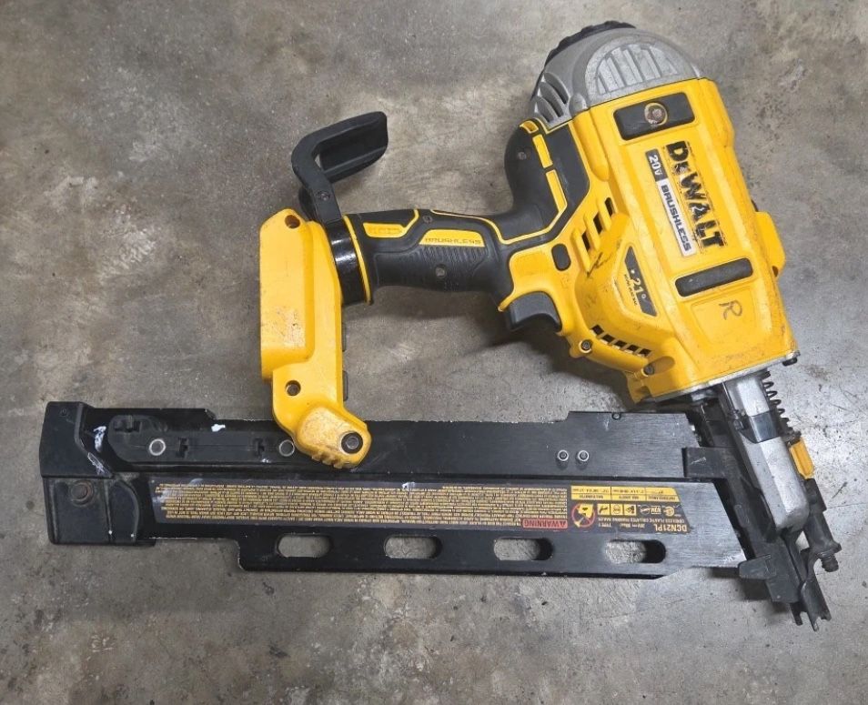 DeWalt 20V MAX* 21-degree Plastic Collated Cordless Framing Nailer (DCN21PL