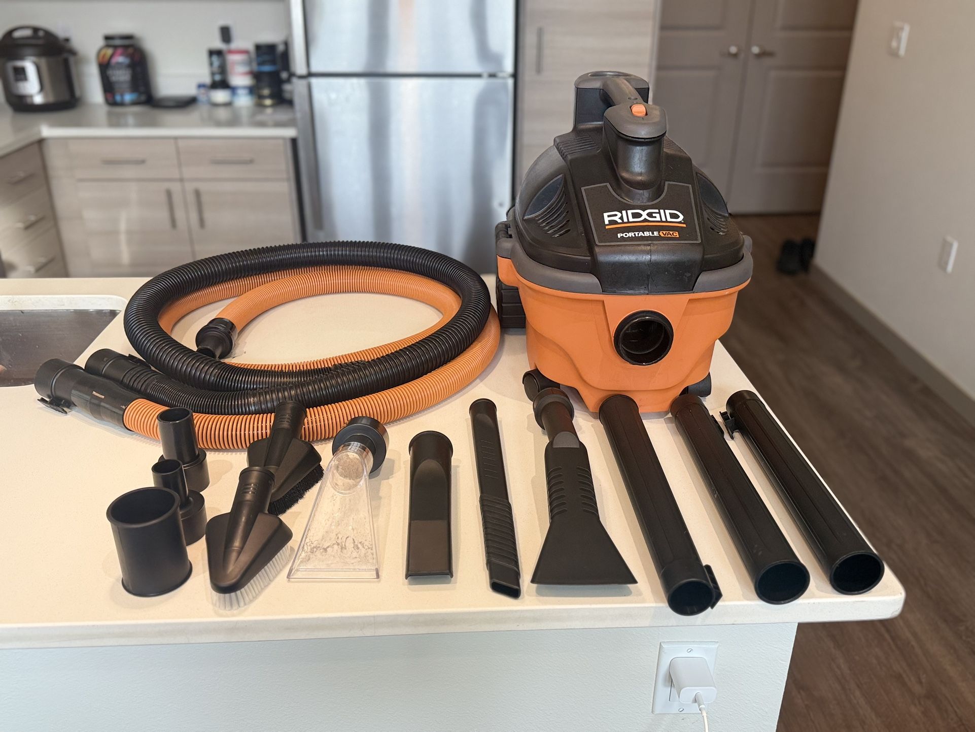 RIDGID 4-Gallon / 5.0 Peak HP Shop Vac + 7-Piece Auto Detailing Kit