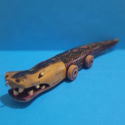 Vintage Wooden Crocodile Jointed Figurine Clacking 11” Art Decor .