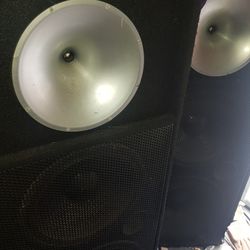2 ,4ft Tall Dj Speakers 2 15 Inch In Each One