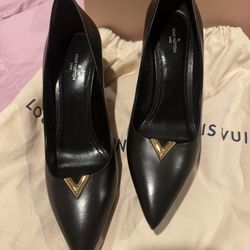 New Louis Vuitton Black Pumps Size 39