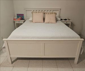 CAMA QUEEN CON DOS MESAS DE NOCHE,  COLCHON QUEEN