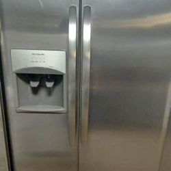 New Frigidaire 26 Cu Ft Side by Side Fridge