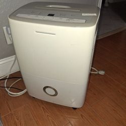 Frigidaire FFAD3033R1 35 pt Dhumidifier.