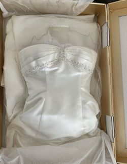 Mermaid Wedding Gown And Swarovski Veil
