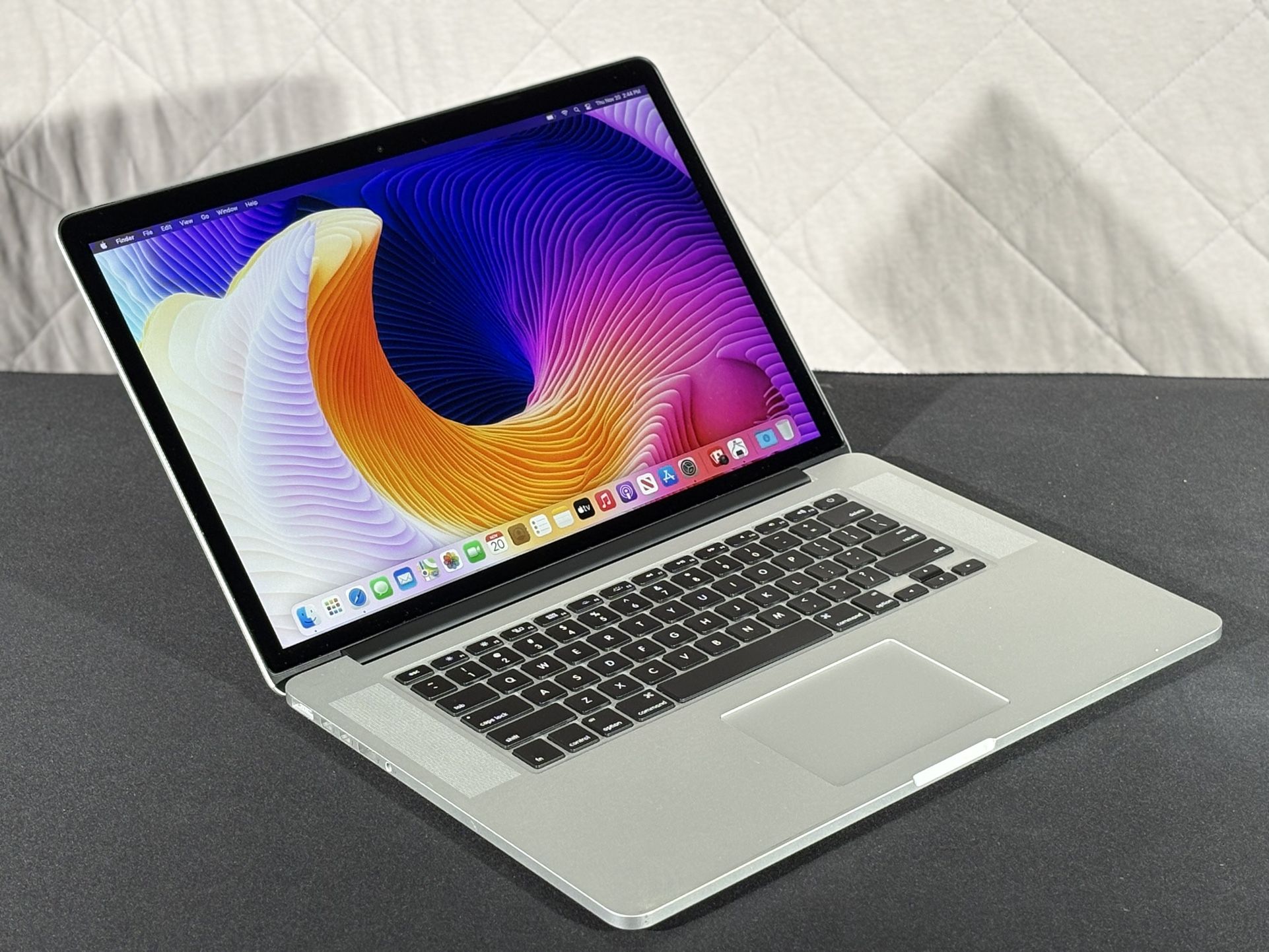 15” MacBook Pro i7 (AMD Pro GPU) 16GB-500GB