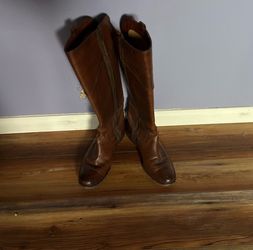 Fryes boots and ray ban sunglasses