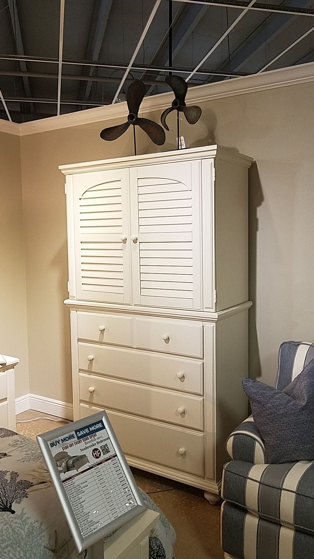 BROYHILL Seabrooke media chest & hutch