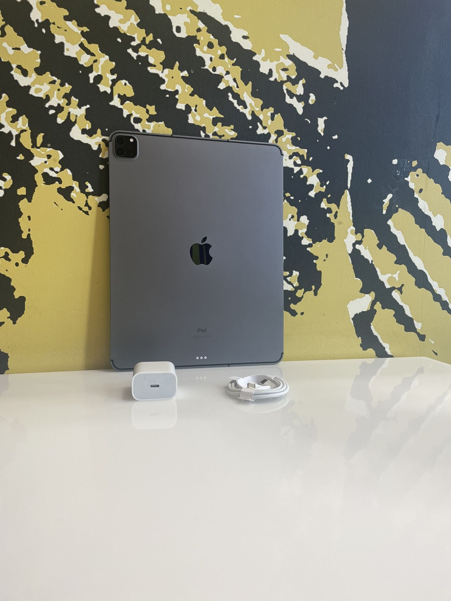 iPad Pro 12.9-inch 5th Gen 256GB M1 (2021) Wi-Fi +Cellular.