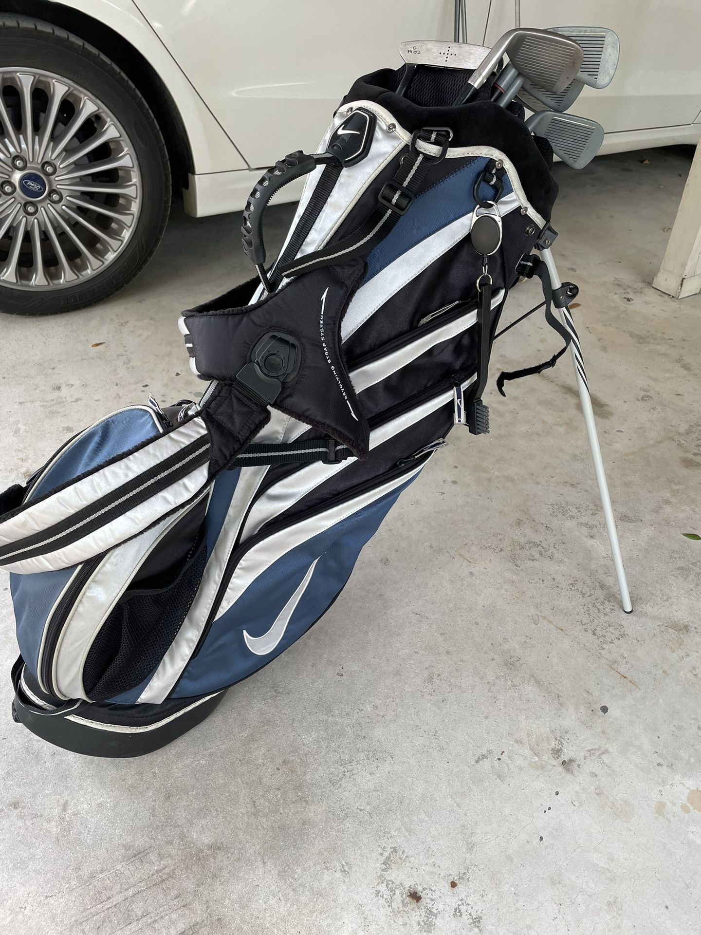 Golf Nike Bag With Irons Wedge And Putter