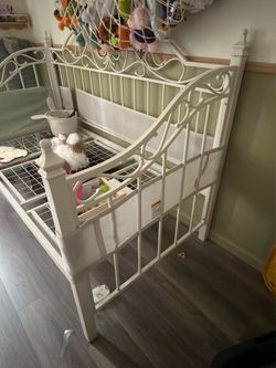 Twin size white metal day bed