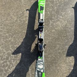 This is a pair of Völkl RTM 8.0 skis with Marker FDT 10 bindings 130 cm